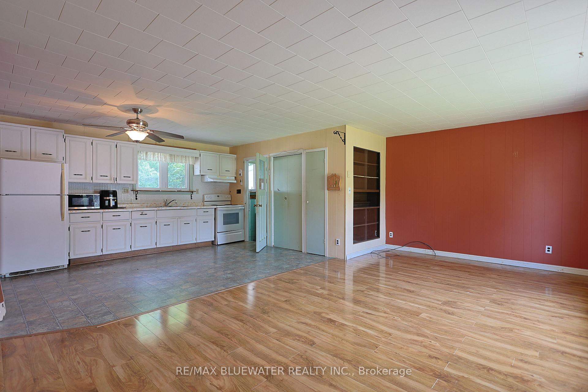 Photo 3 of 194 West Park Drive, North Middlesex, Parkhill — HOMEH