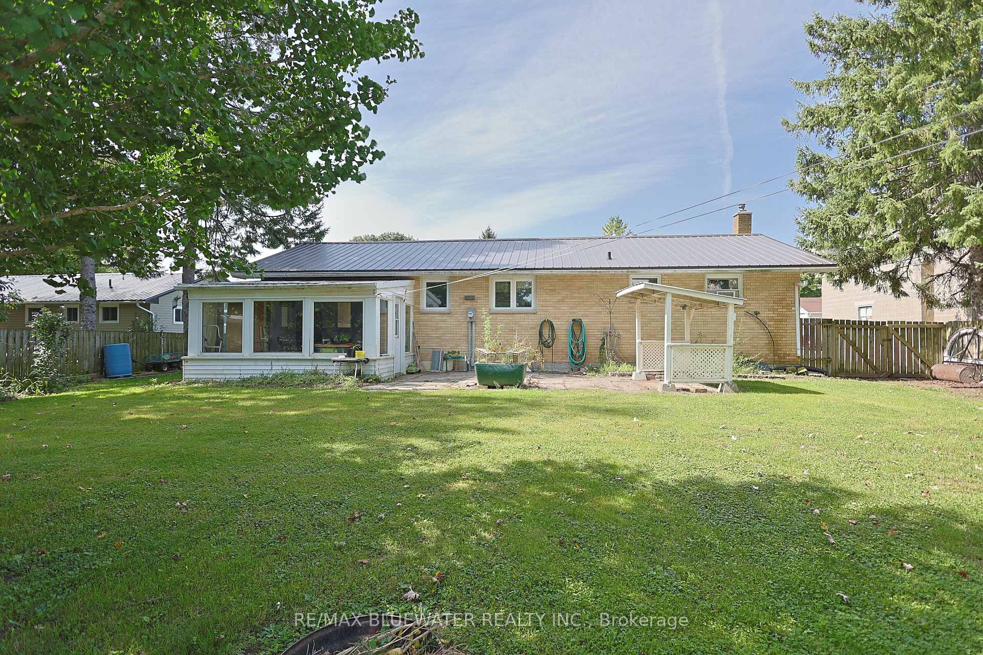 Photo 4 of 194 West Park Drive, North Middlesex, Parkhill — HOMEH