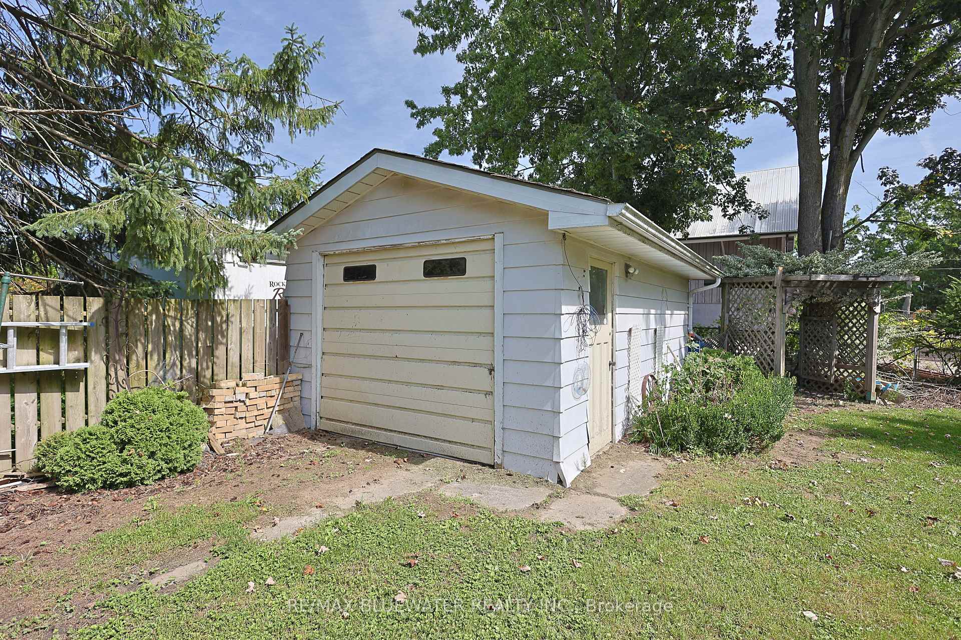 Photo 5 of 194 West Park Drive, North Middlesex, Parkhill — HOMEH