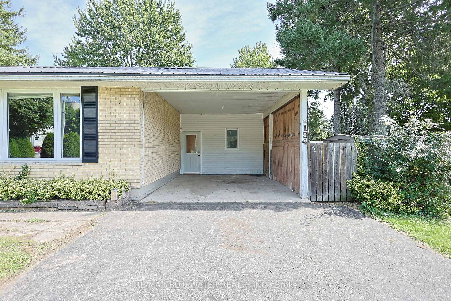 Photo 9 of 194 West Park Drive, North Middlesex, Parkhill — HOMEH