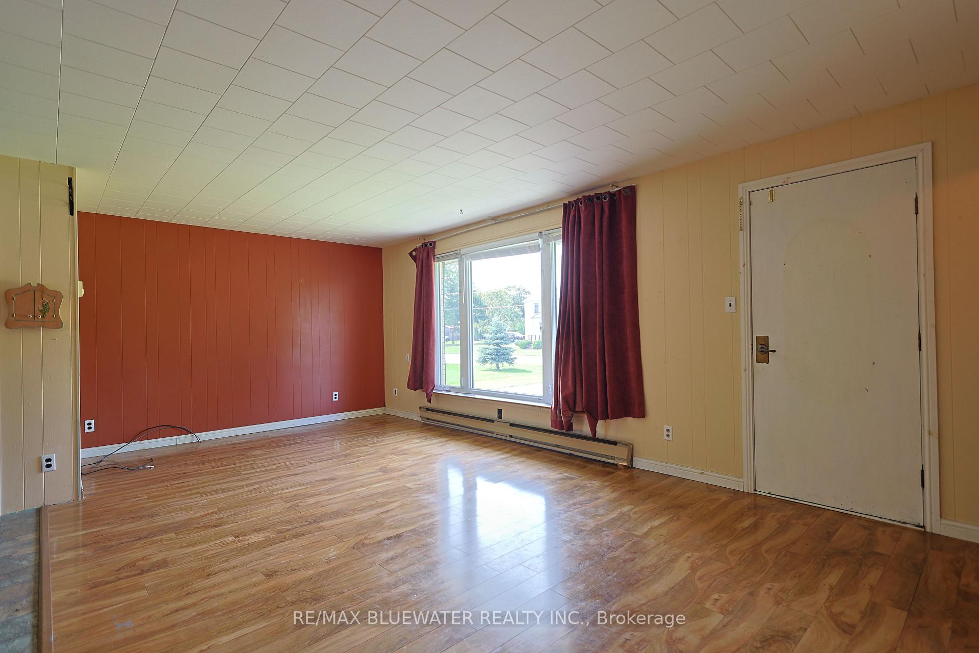 Photo 11 of 194 West Park Drive, North Middlesex, Parkhill — HOMEH