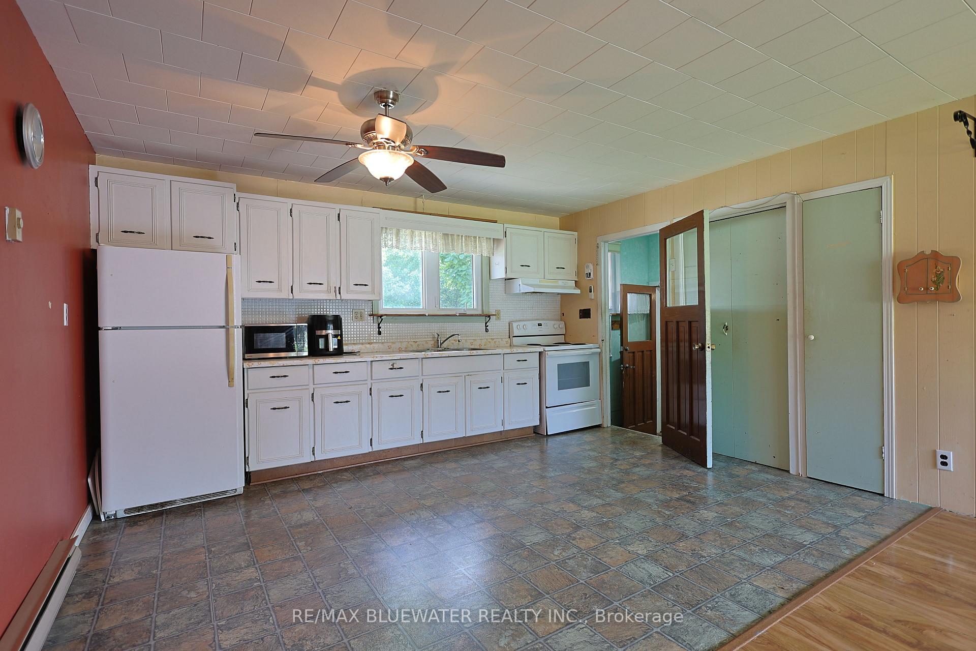 Photo 14 of 194 West Park Drive, North Middlesex, Parkhill — HOMEH