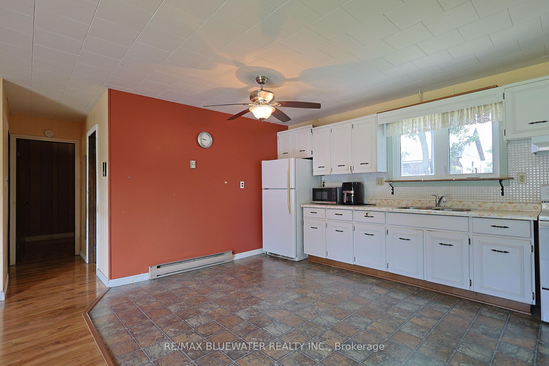 Photo 15 of 194 West Park Drive, North Middlesex, Parkhill — HOMEH