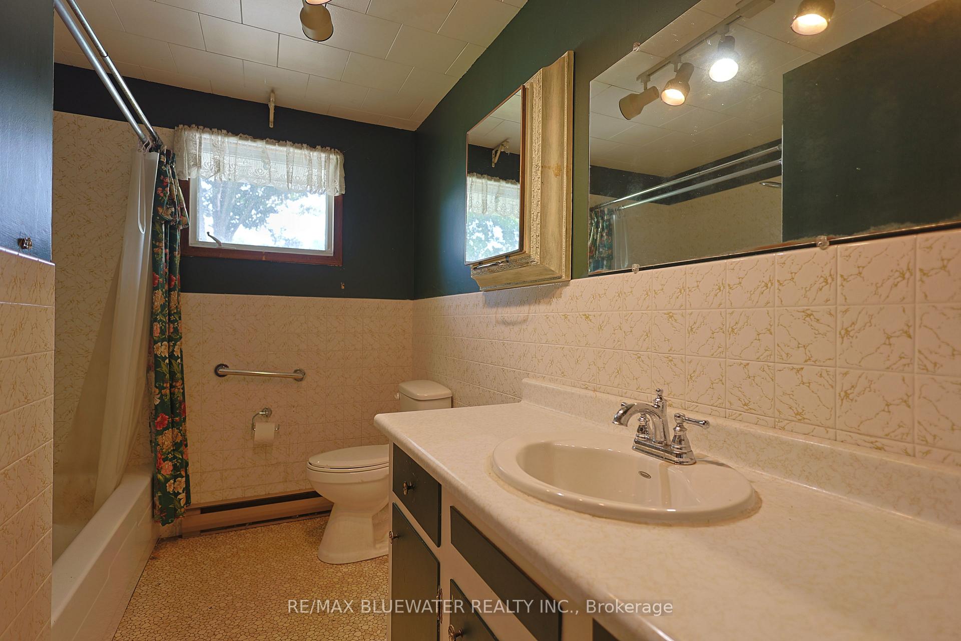 Photo 20 of 194 West Park Drive, North Middlesex, Parkhill — HOMEH