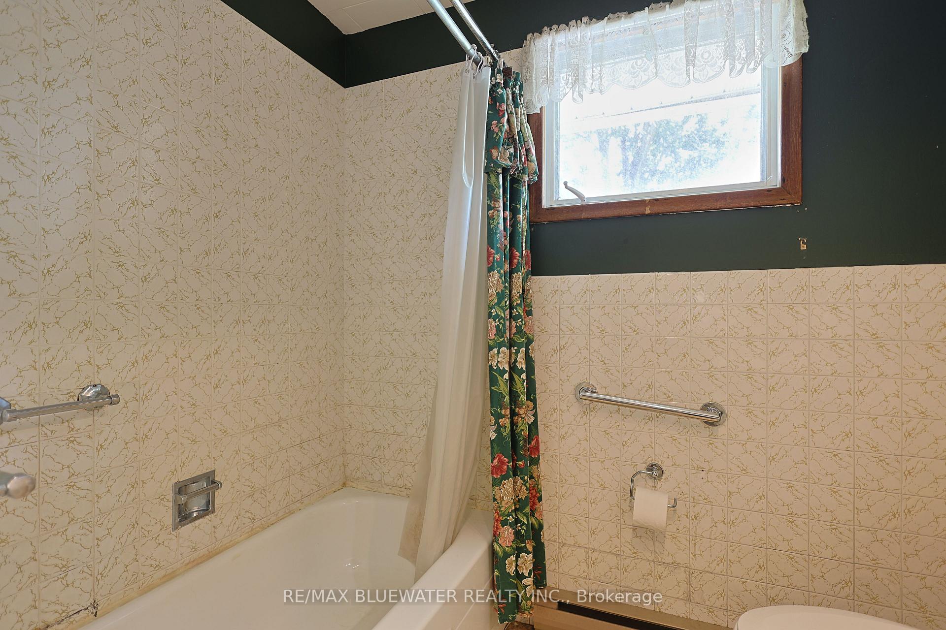 Photo 21 of 194 West Park Drive, North Middlesex, Parkhill — HOMEH