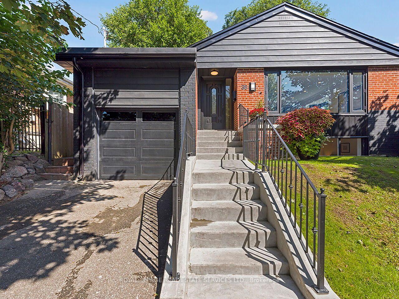 Photo 2 of 35 Fernalroy Boulevard, Etobicoke, Stonegate-Queensway — HOMEH
