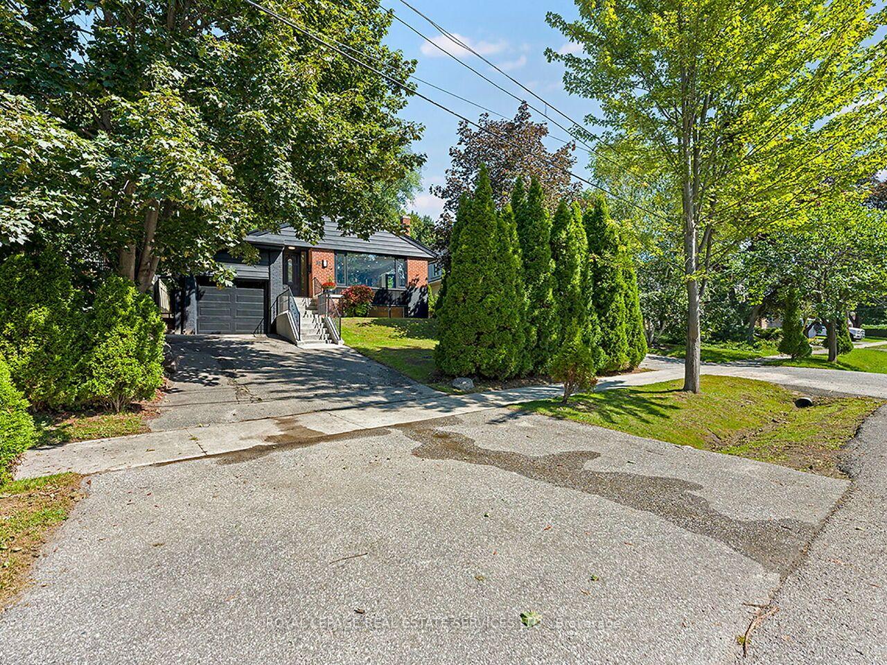 Photo 3 of 35 Fernalroy Boulevard, Etobicoke, Stonegate-Queensway — HOMEH