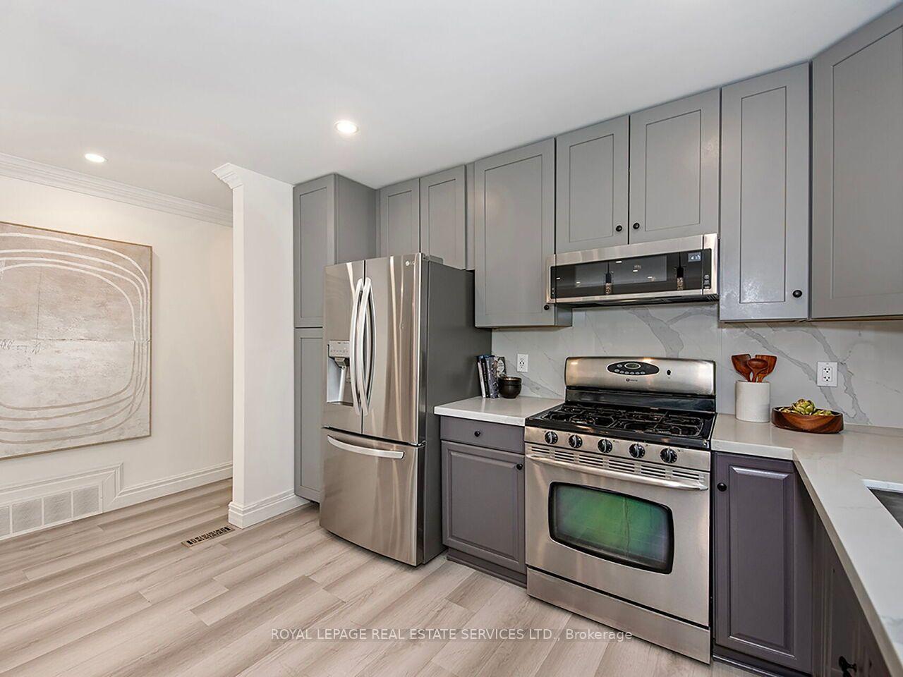 Photo 17 of 35 Fernalroy Boulevard, Etobicoke, Stonegate-Queensway — HOMEH