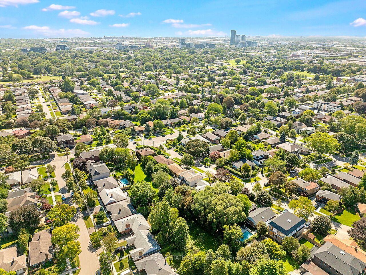 Photo 49 of 35 Fernalroy Boulevard, Etobicoke, Stonegate-Queensway — HOMEH