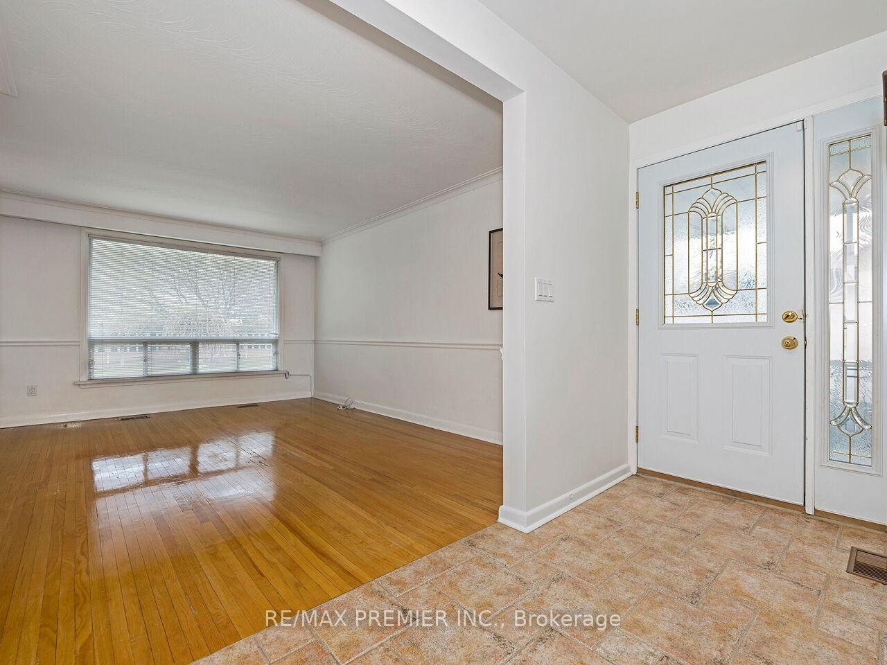 Photo 6 of 108 Thistle Down Boulevard, Etobicoke, Thistletown-Beaumonde Heights — HOMEH