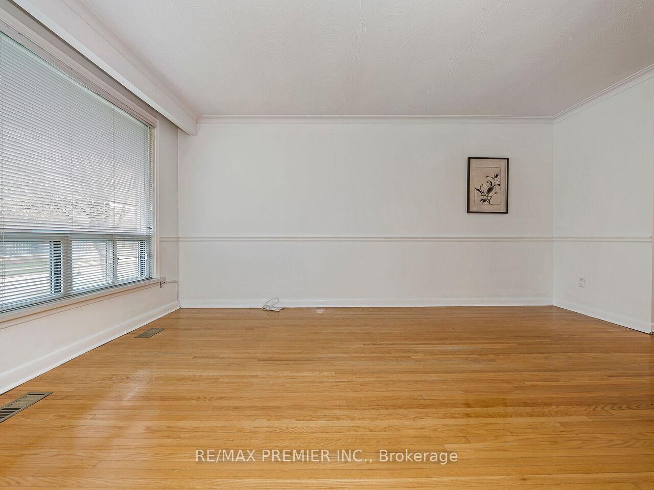 Photo 10 of 108 Thistle Down Boulevard, Etobicoke, Thistletown-Beaumonde Heights — HOMEH