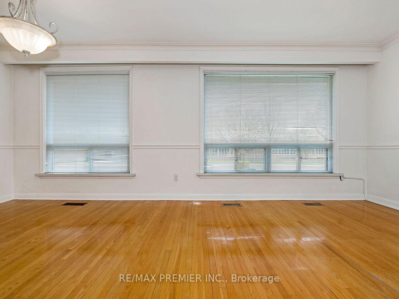 Photo 11 of 108 Thistle Down Boulevard, Etobicoke, Thistletown-Beaumonde Heights — HOMEH