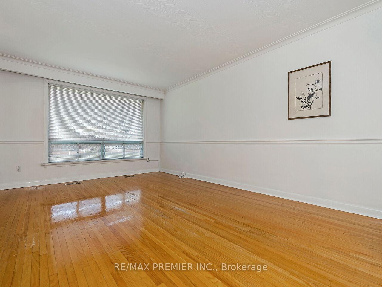 Photo 12 of 108 Thistle Down Boulevard, Etobicoke, Thistletown-Beaumonde Heights — HOMEH