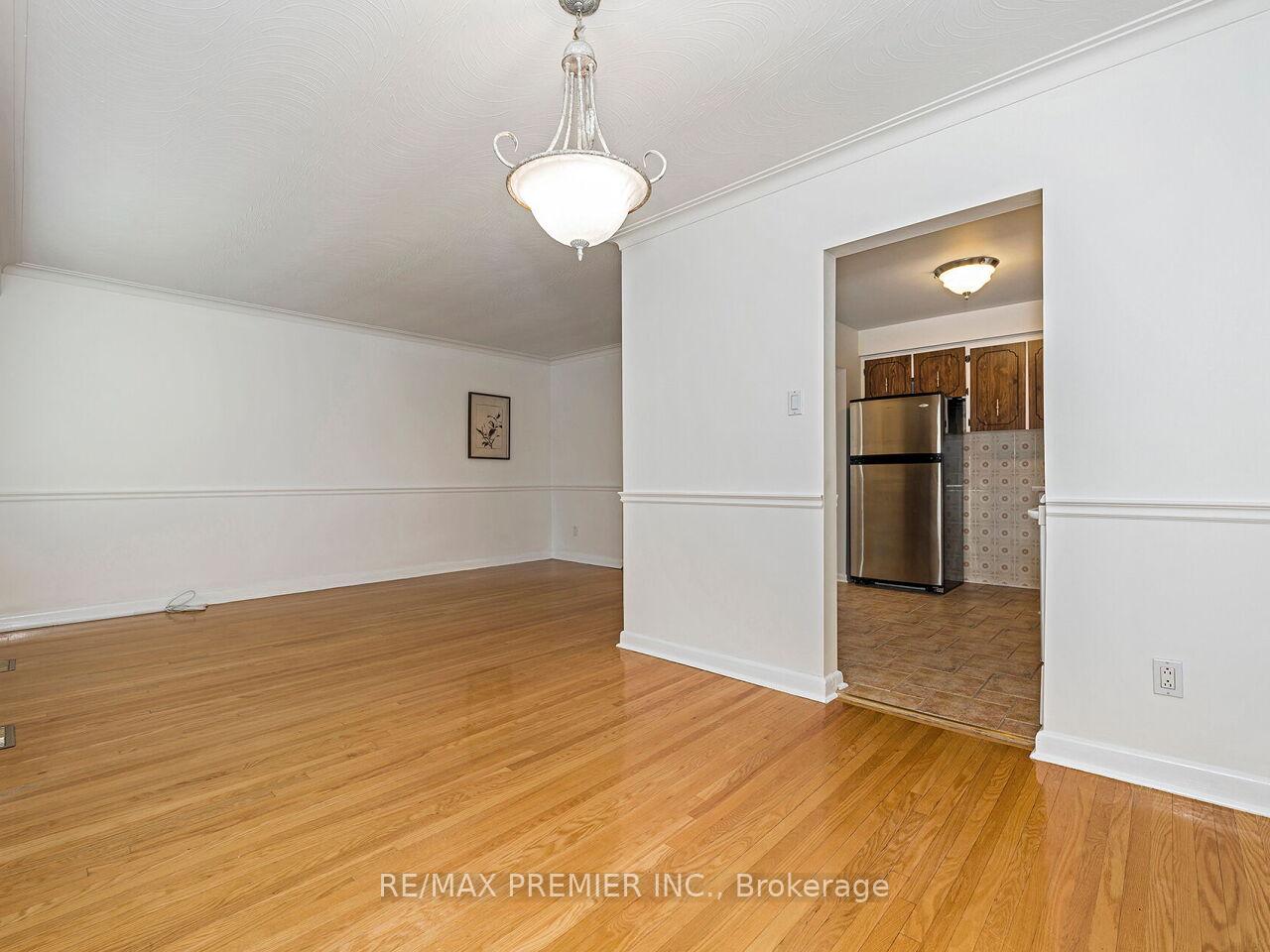 Photo 13 of 108 Thistle Down Boulevard, Etobicoke, Thistletown-Beaumonde Heights — HOMEH