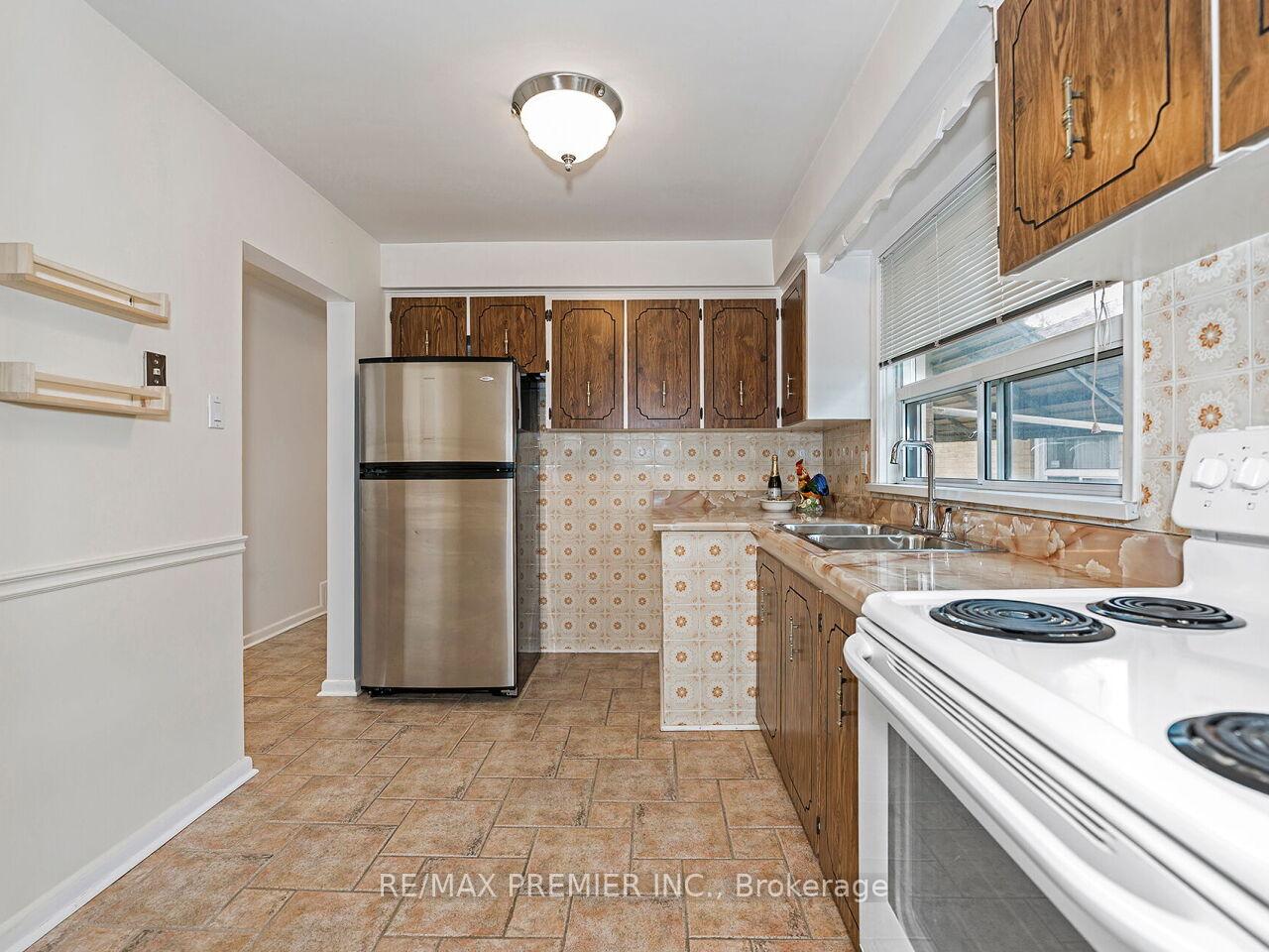 Photo 14 of 108 Thistle Down Boulevard, Etobicoke, Thistletown-Beaumonde Heights — HOMEH