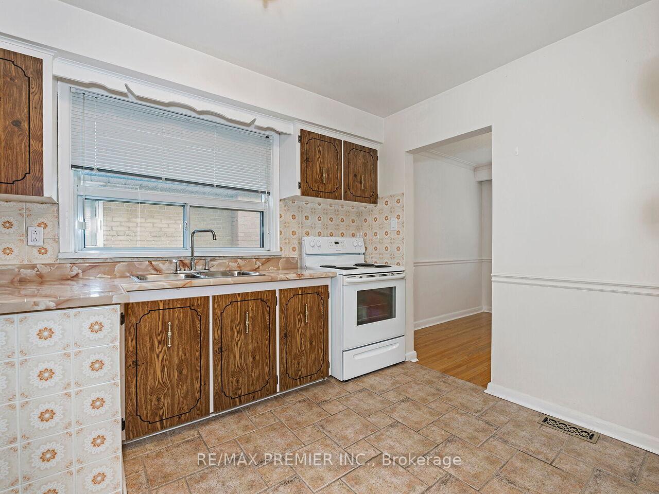 Photo 15 of 108 Thistle Down Boulevard, Etobicoke, Thistletown-Beaumonde Heights — HOMEH