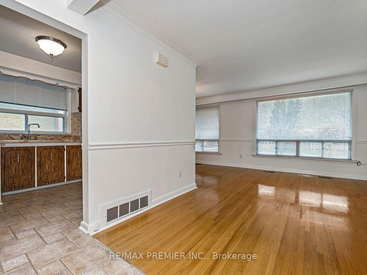 Photo 17 of 108 Thistle Down Boulevard, Etobicoke, Thistletown-Beaumonde Heights — HOMEH