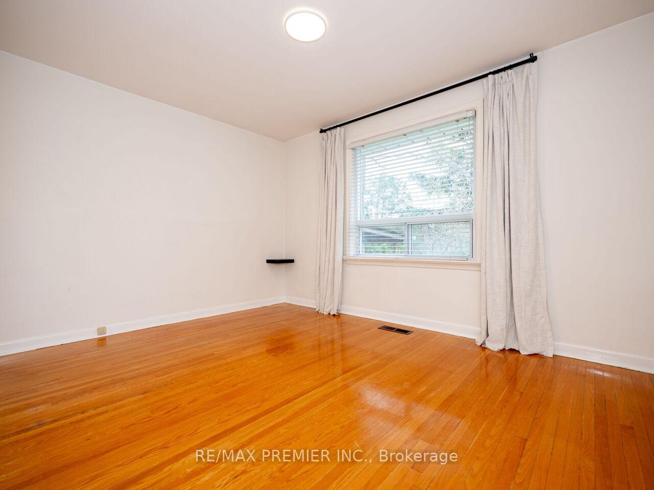 Photo 21 of 108 Thistle Down Boulevard, Etobicoke, Thistletown-Beaumonde Heights — HOMEH