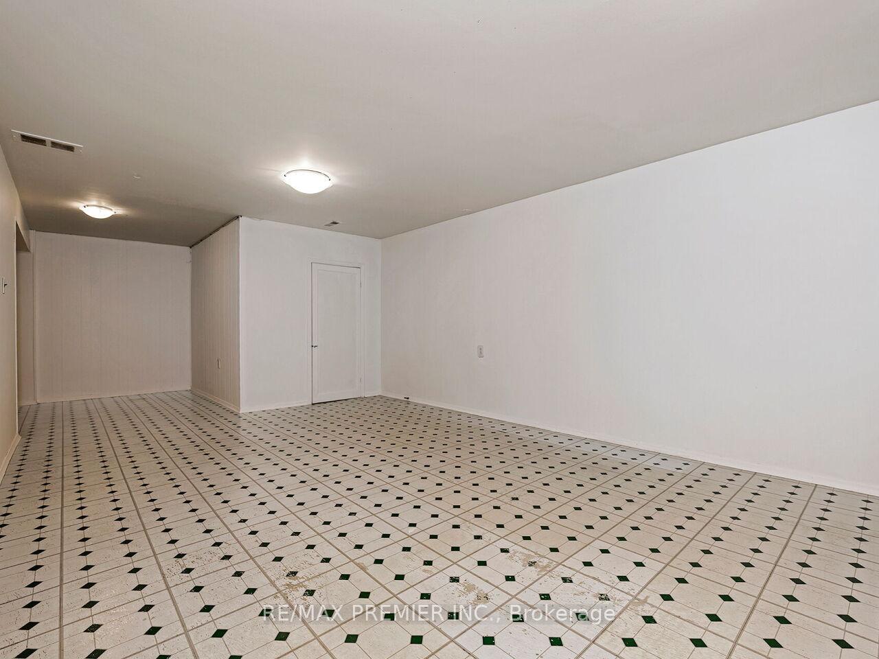 Photo 32 of 108 Thistle Down Boulevard, Etobicoke, Thistletown-Beaumonde Heights — HOMEH