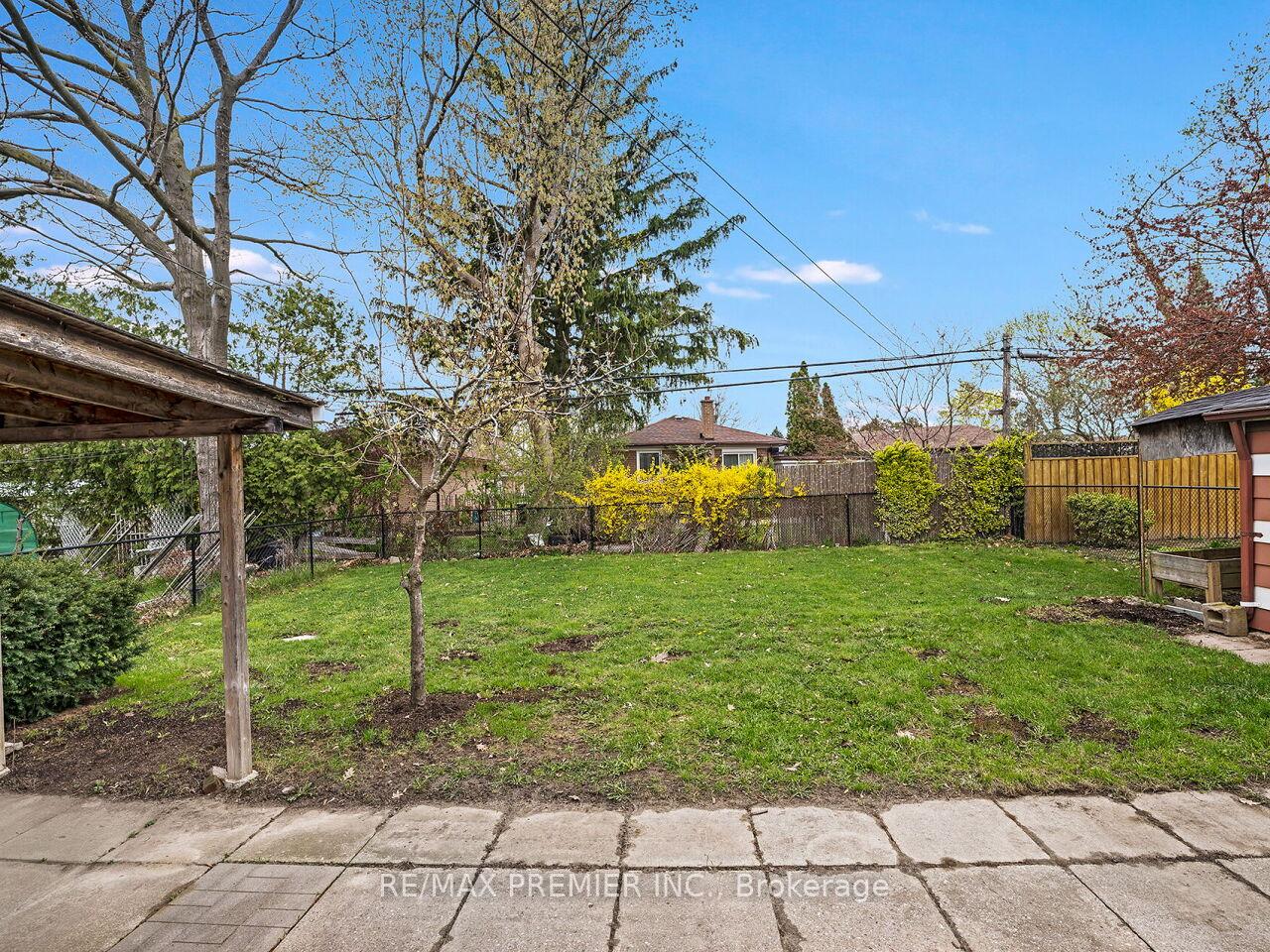 Photo 46 of 108 Thistle Down Boulevard, Etobicoke, Thistletown-Beaumonde Heights — HOMEH
