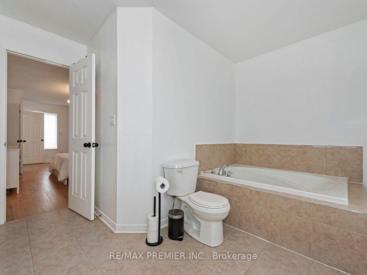 Photo 32 of 48 Odoardo Di Santo Circle, North York, Downsview-Roding-CFB — HOMEH