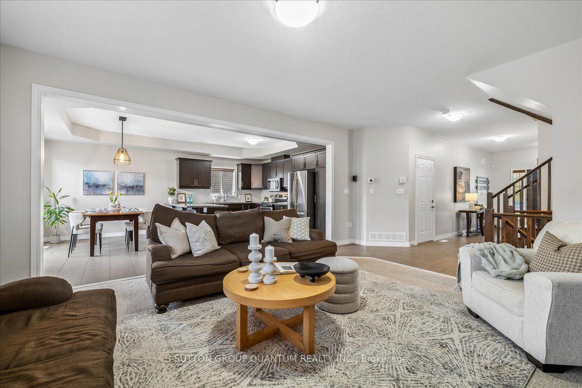 Photo 10 of 92 Garinger Crescent, Hamilton, Binbrook — HOMEH