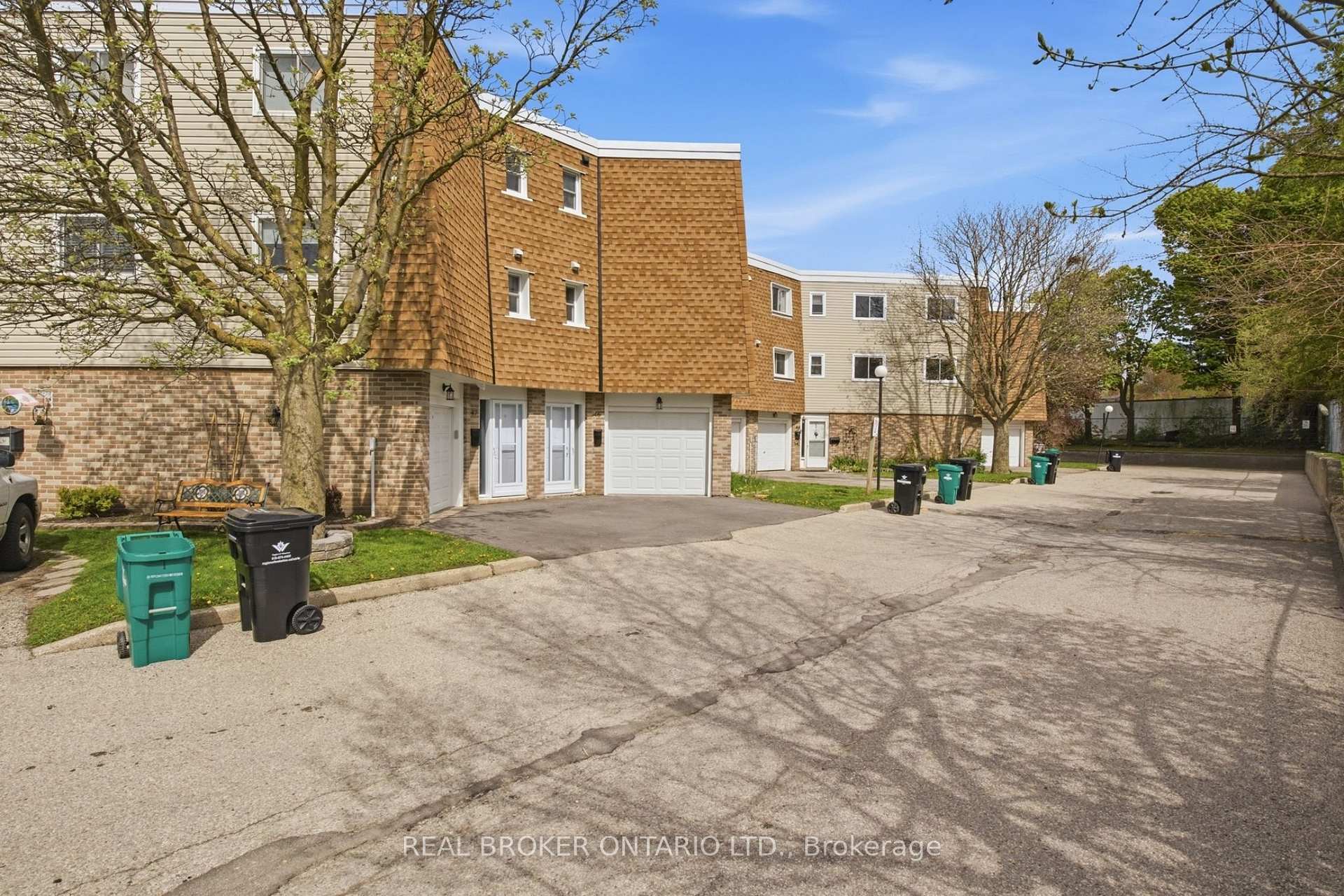 Photo 4 of Unit 46, 60 Elmsdale Drive, Kitchener, Laurentian Hills — HOMEH
