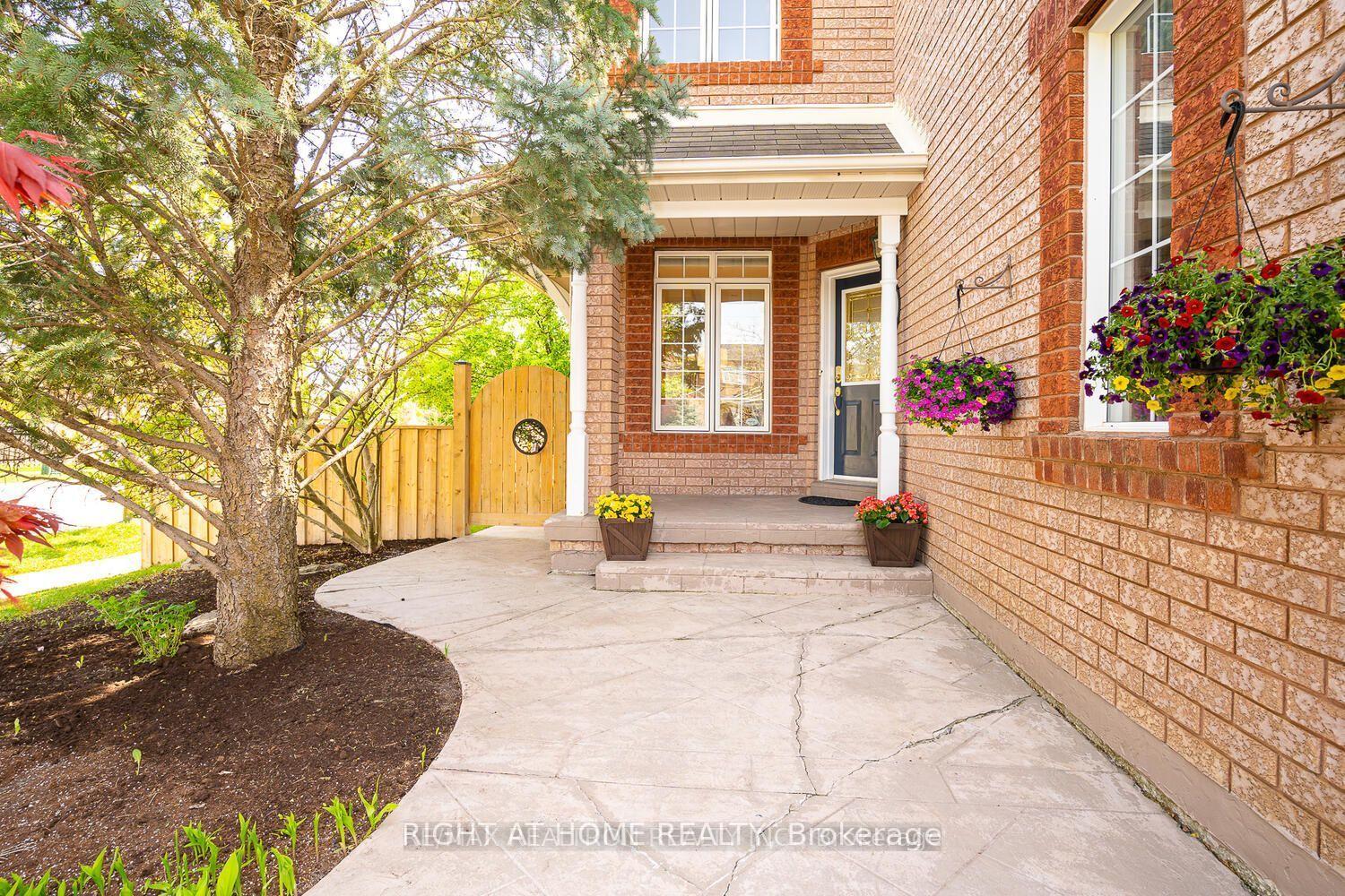 Photo 3 of 1 Ridgeway Court, Vaughan, Maple — HOMEH