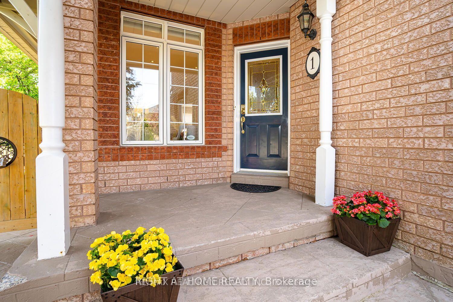 Photo 7 of 1 Ridgeway Court, Vaughan, Maple — HOMEH