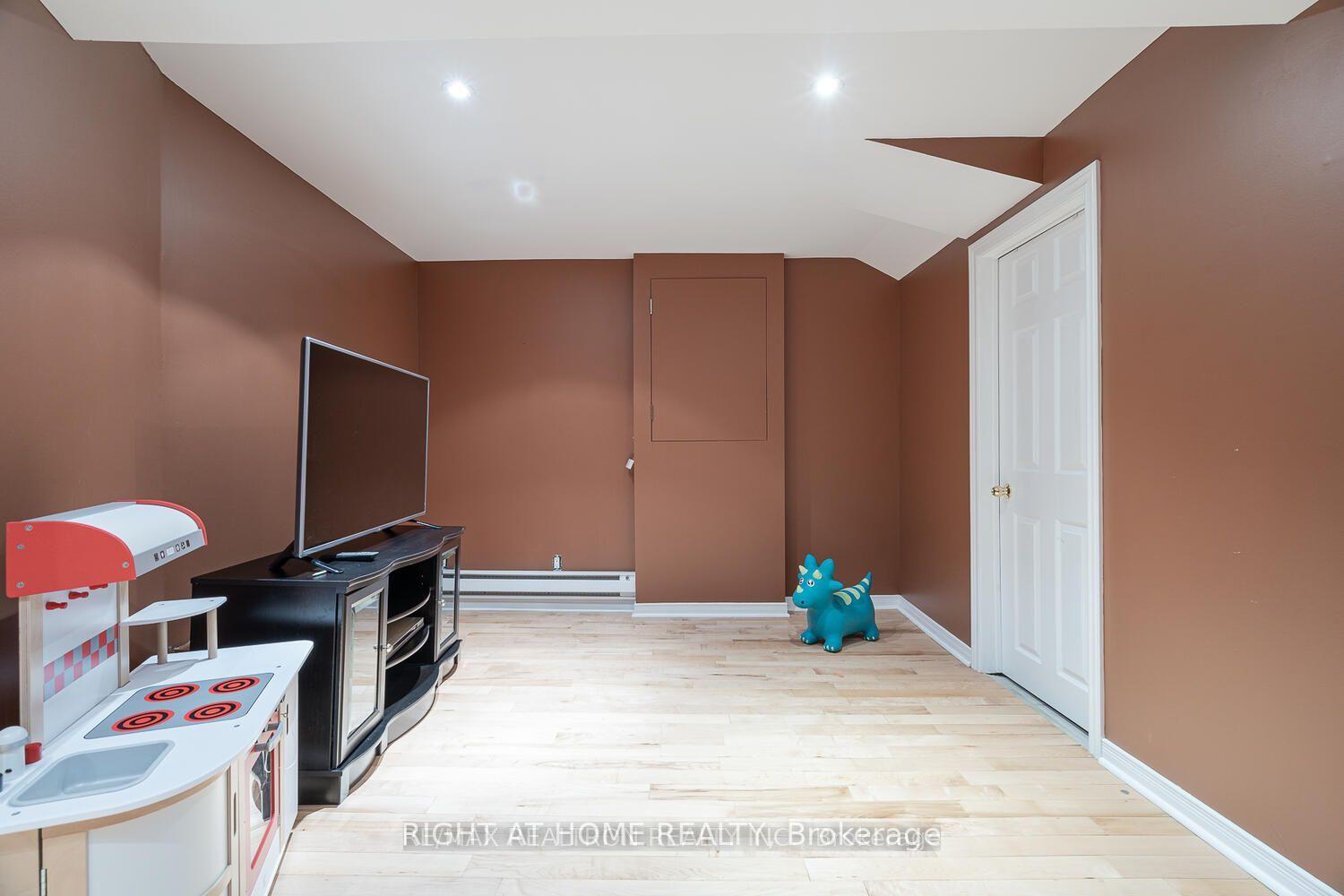 Photo 48 of 1 Ridgeway Court, Vaughan, Maple — HOMEH