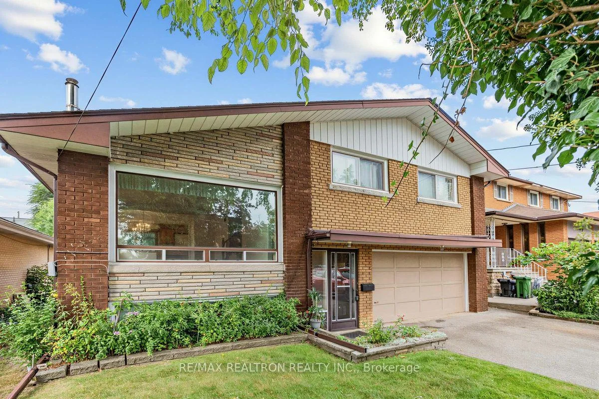 Photo 2 of 74 Lunness Road, Etobicoke, Alderwood — HOMEH