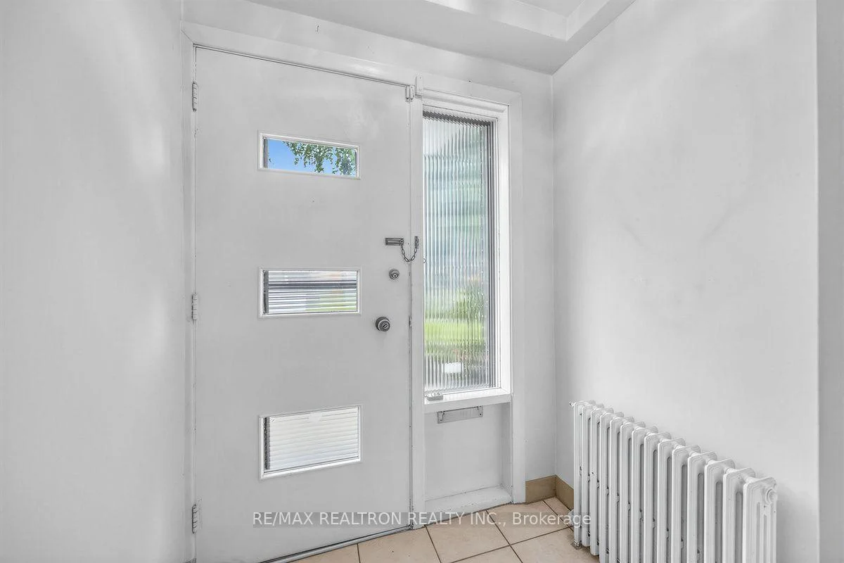 Photo 4 of 74 Lunness Road, Etobicoke, Alderwood — HOMEH
