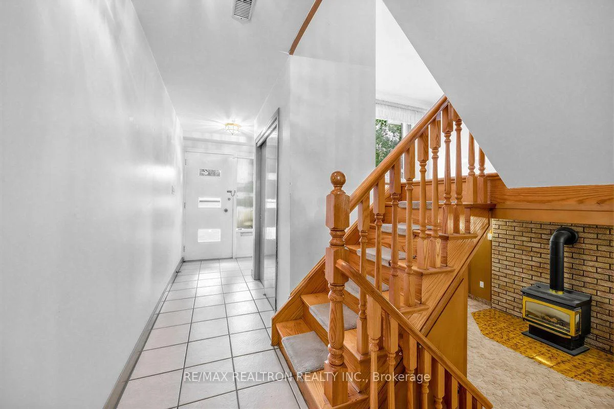 Photo 5 of 74 Lunness Road, Etobicoke, Alderwood — HOMEH