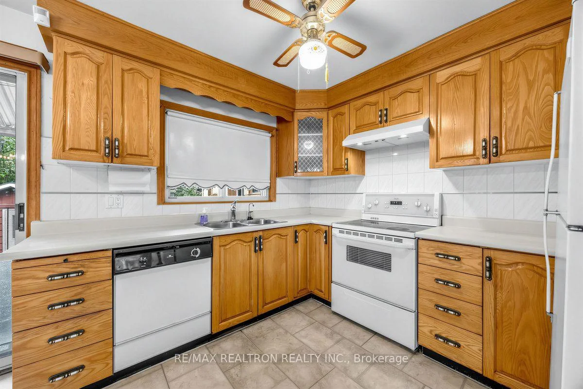 Photo 15 of 74 Lunness Road, Etobicoke, Alderwood — HOMEH