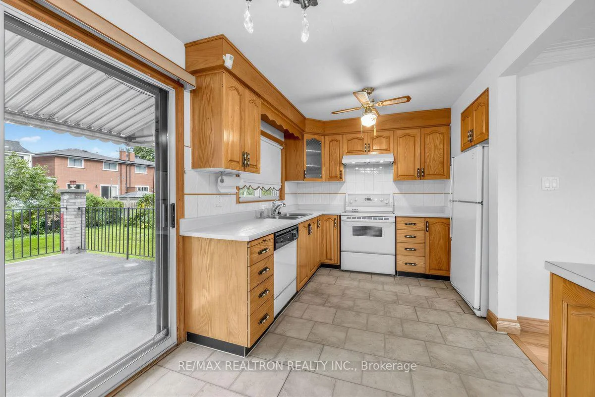 Photo 16 of 74 Lunness Road, Etobicoke, Alderwood — HOMEH