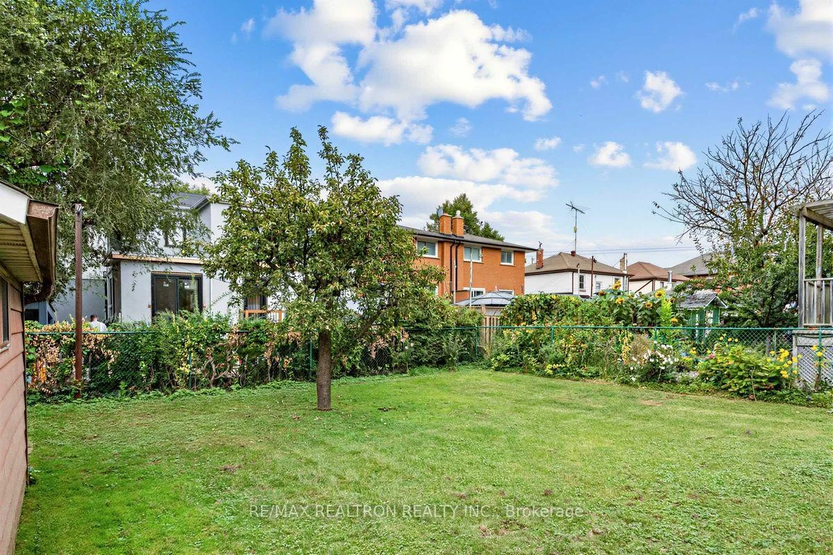 Photo 32 of 74 Lunness Road, Etobicoke, Alderwood — HOMEH