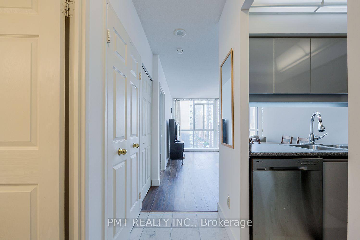 Photo 3 of Unit 1612, 736 Bay Street, Toronto, Bay Street Corridor — HOMEH