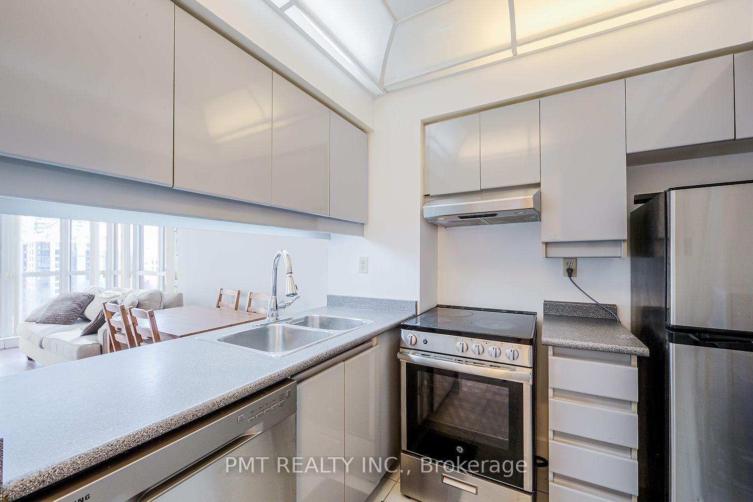 Photo 5 of Unit 1612, 736 Bay Street, Toronto, Bay Street Corridor — HOMEH