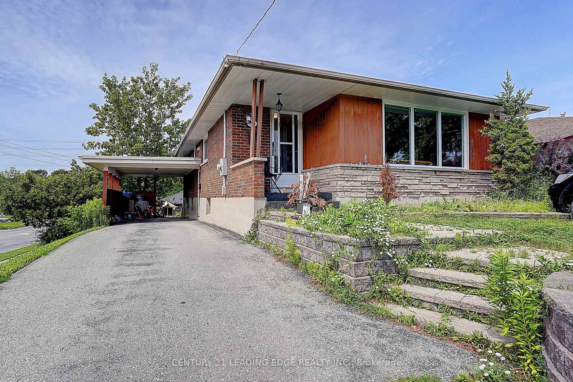 Photo 3 of 284 Dover Street, Oshawa, Eastdale — HOMEH