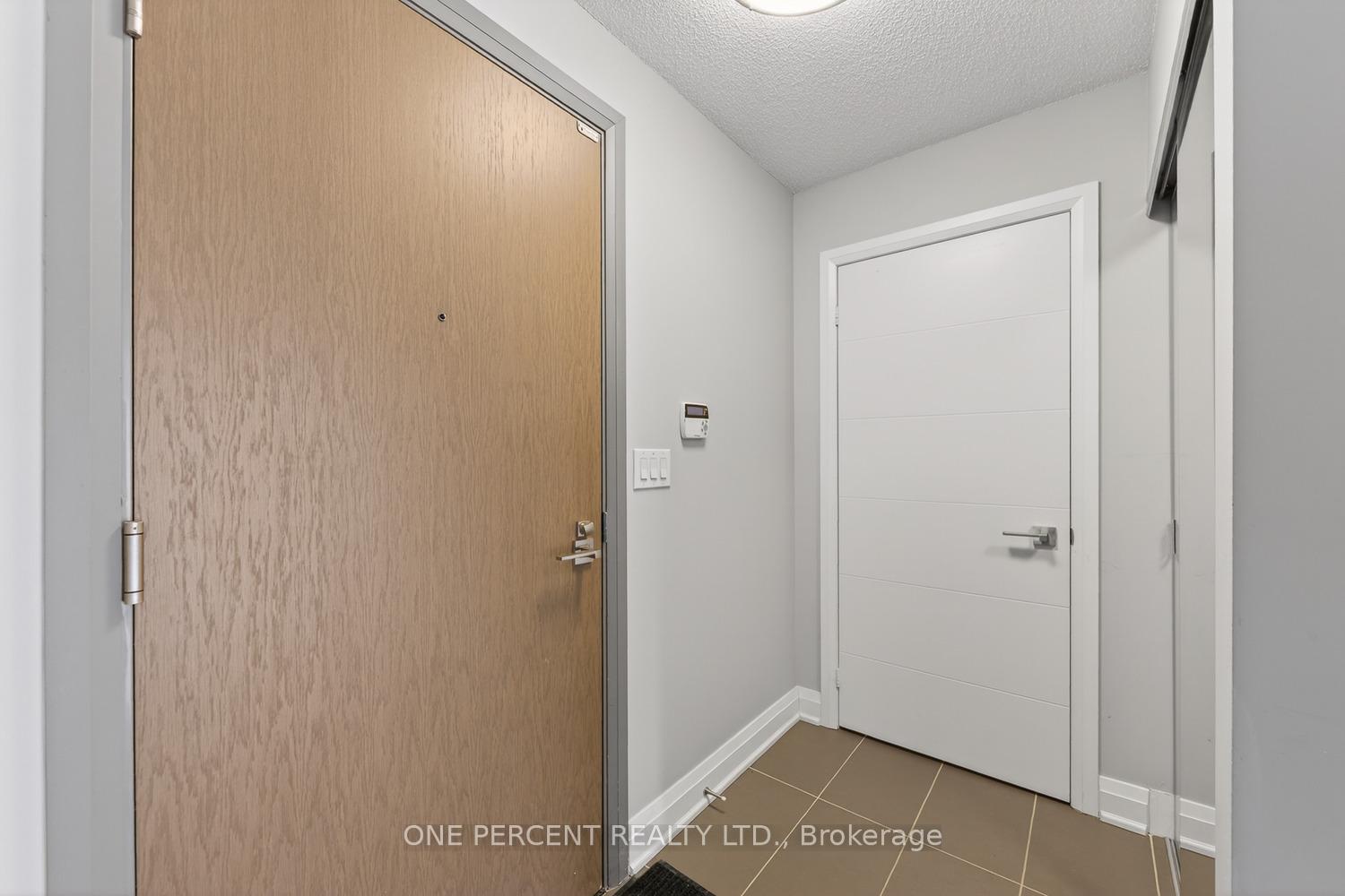 Photo 4 of Unit 705, 18 Uptown Drive, Markham, Unionville — HOMEH