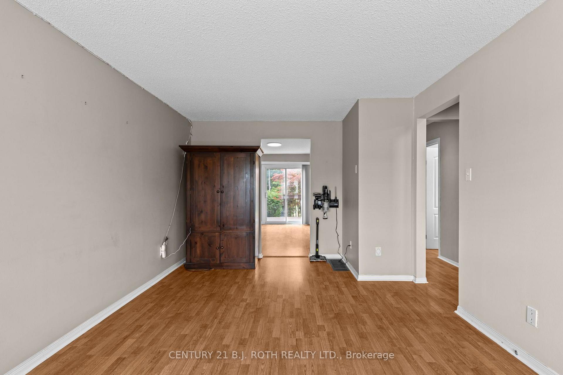 Photo 5 of 14 Innisfil Street, Barrie, Lakeshore — HOMEH