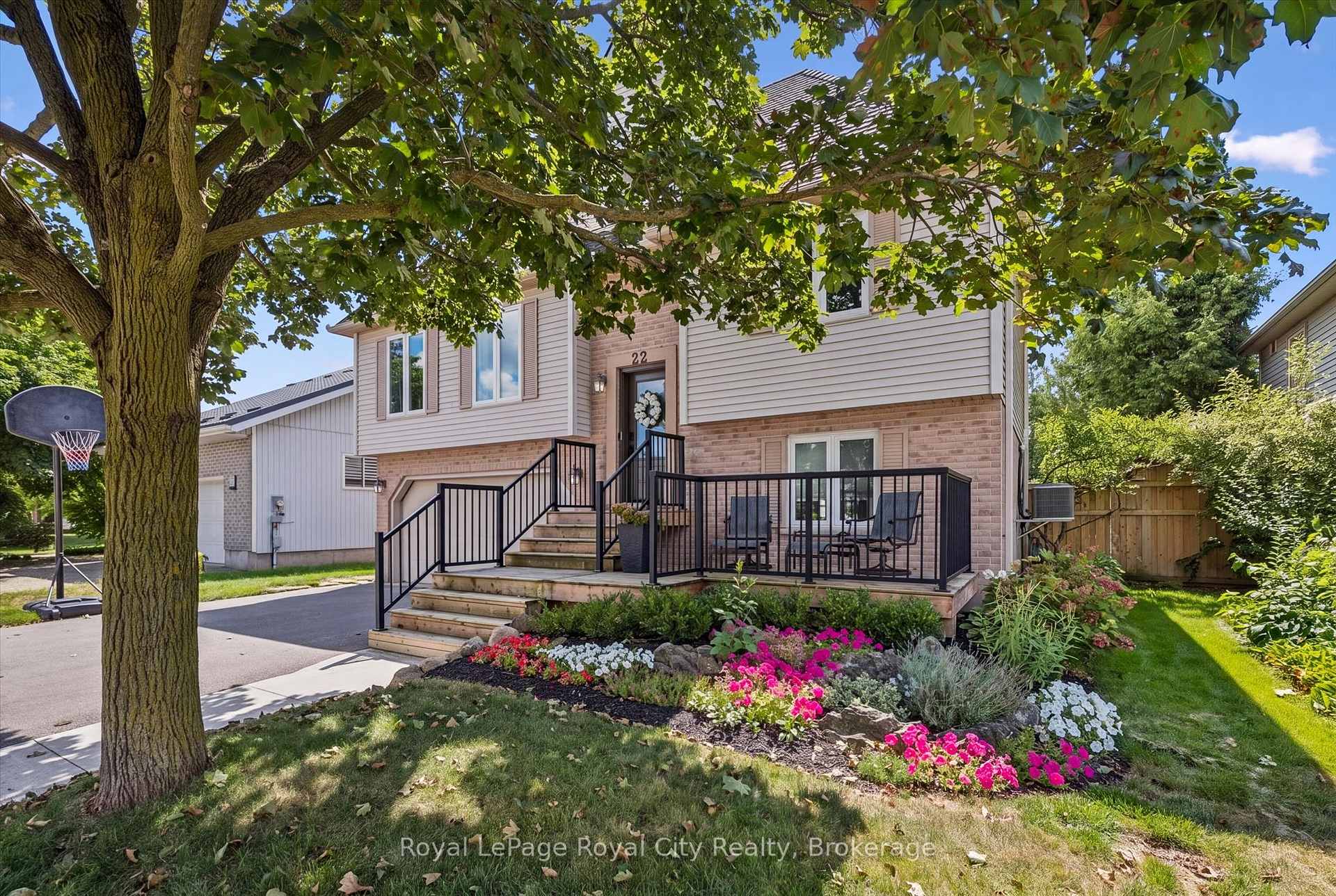 Photo 2 of 22 Pacific Place, Guelph, Dovercliffe Park/Old University — HOMEH