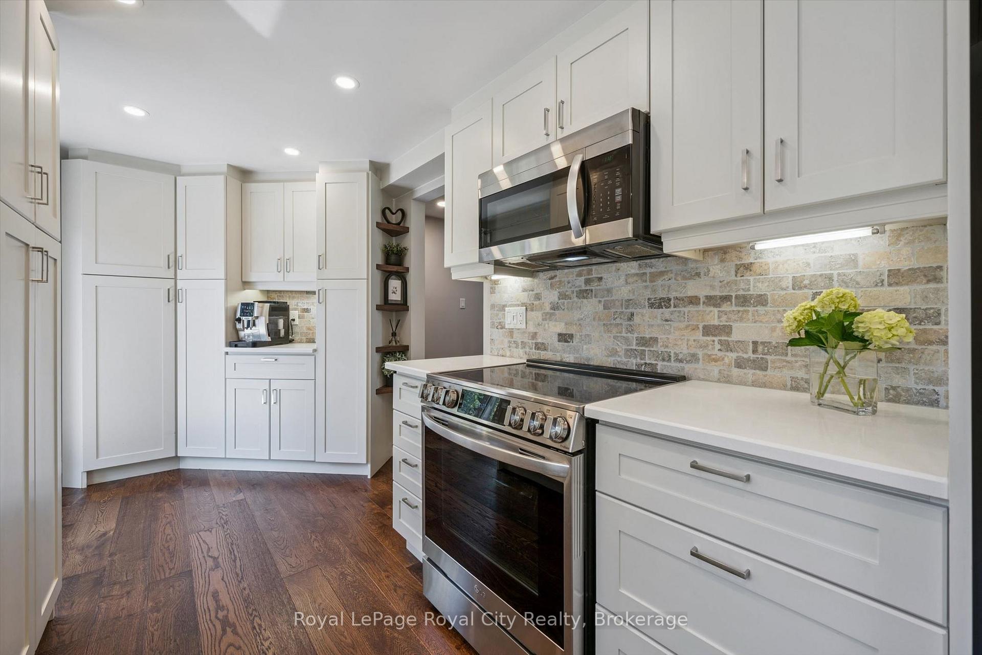 Photo 6 of 22 Pacific Place, Guelph, Dovercliffe Park/Old University — HOMEH