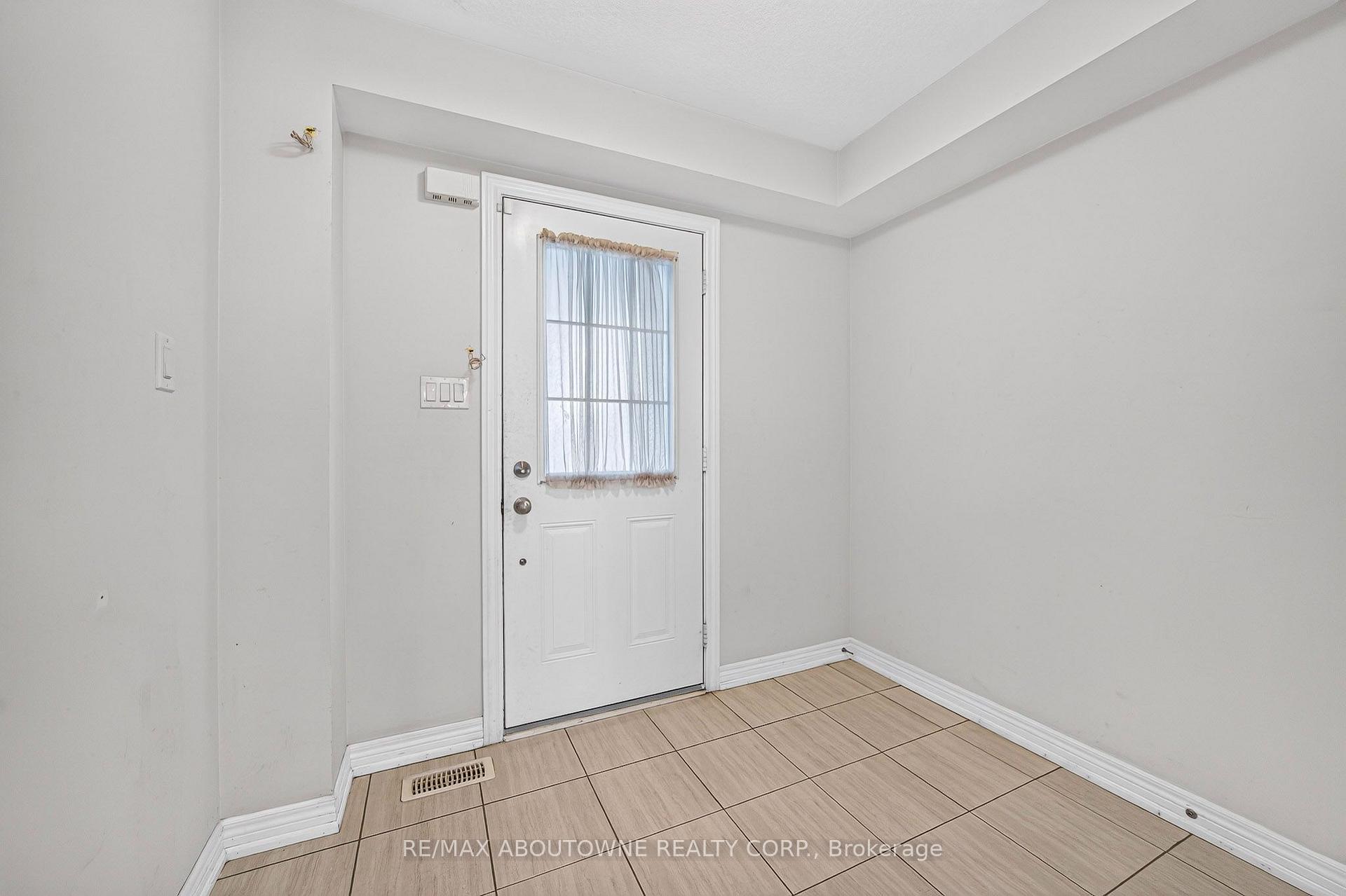 Photo 3 of Unit 10, 420 Linden Drive, Cambridge, Preston Heights — HOMEH