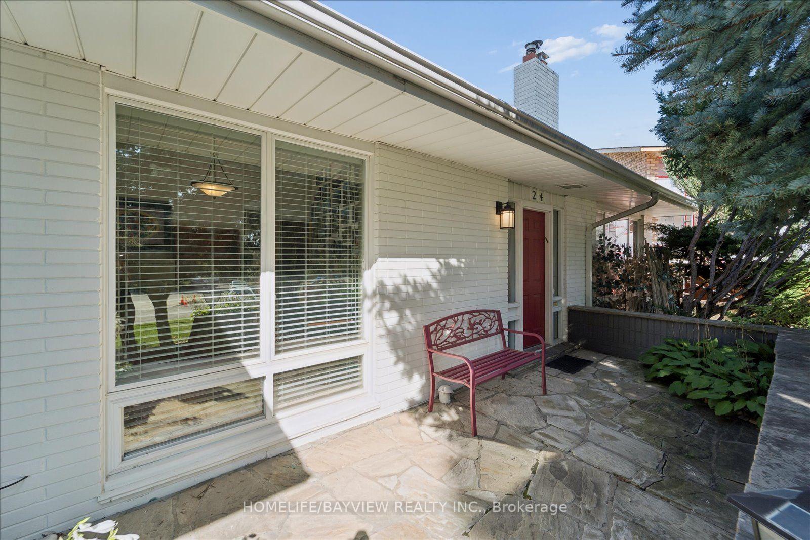 Photo 3 of 24 Ravenscroft Circle, North York, Bayview Village — HOMEH