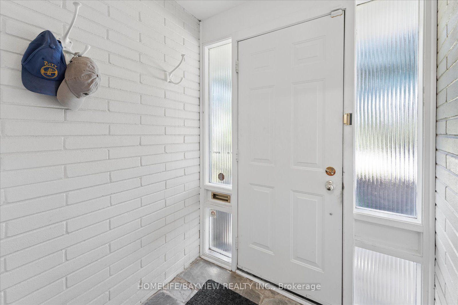 Photo 4 of 24 Ravenscroft Circle, North York, Bayview Village — HOMEH