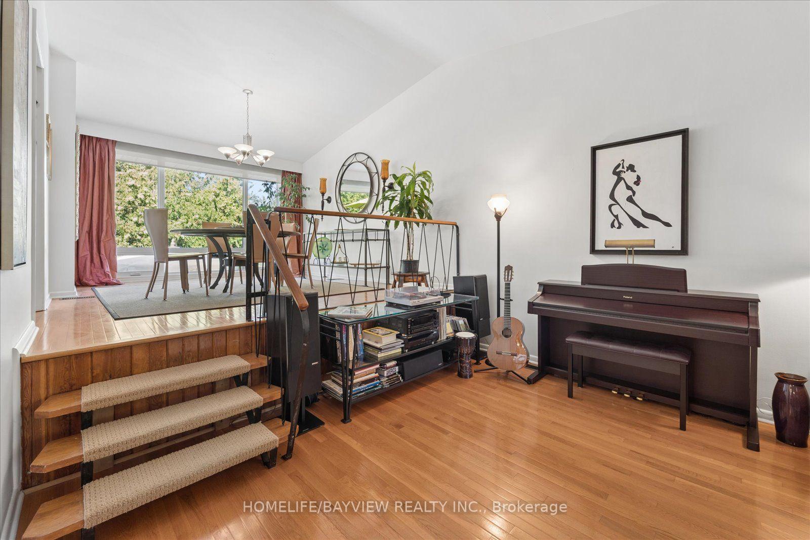 Photo 9 of 24 Ravenscroft Circle, North York, Bayview Village — HOMEH