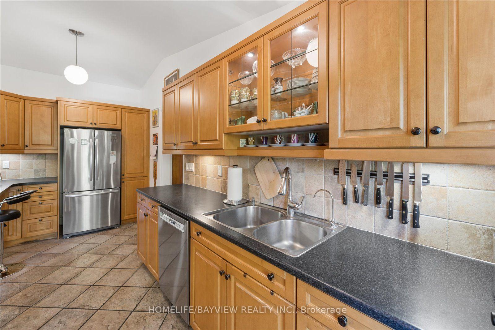 Photo 14 of 24 Ravenscroft Circle, North York, Bayview Village — HOMEH