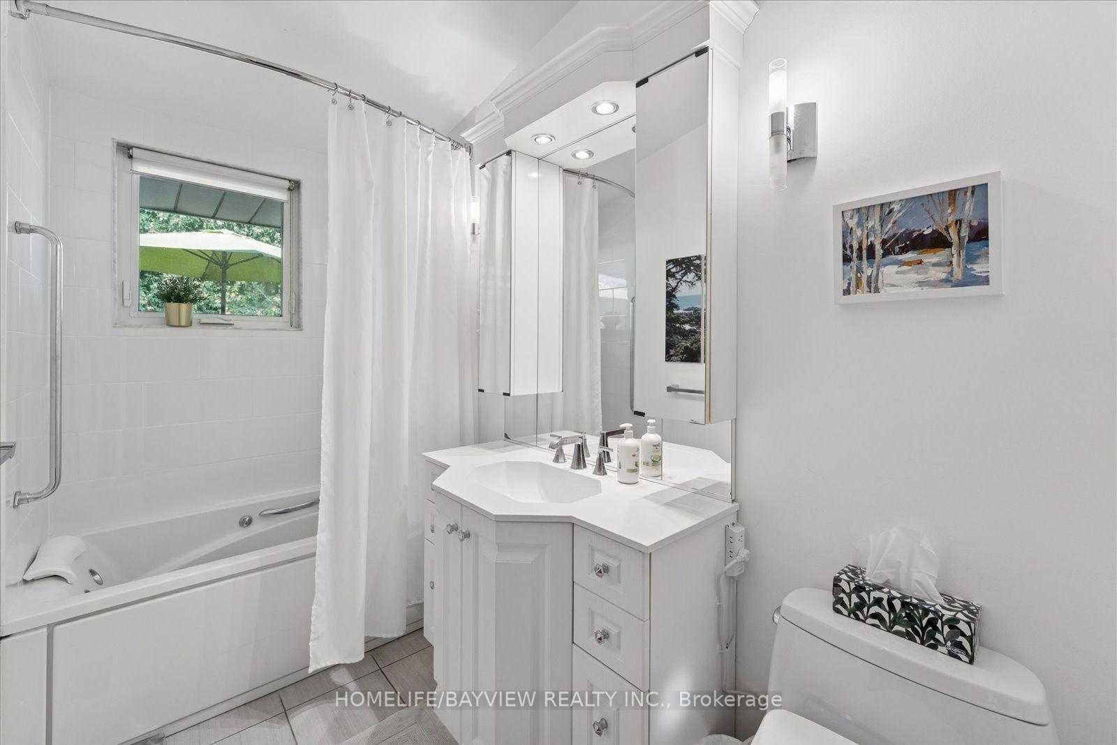 Photo 17 of 24 Ravenscroft Circle, North York, Bayview Village — HOMEH