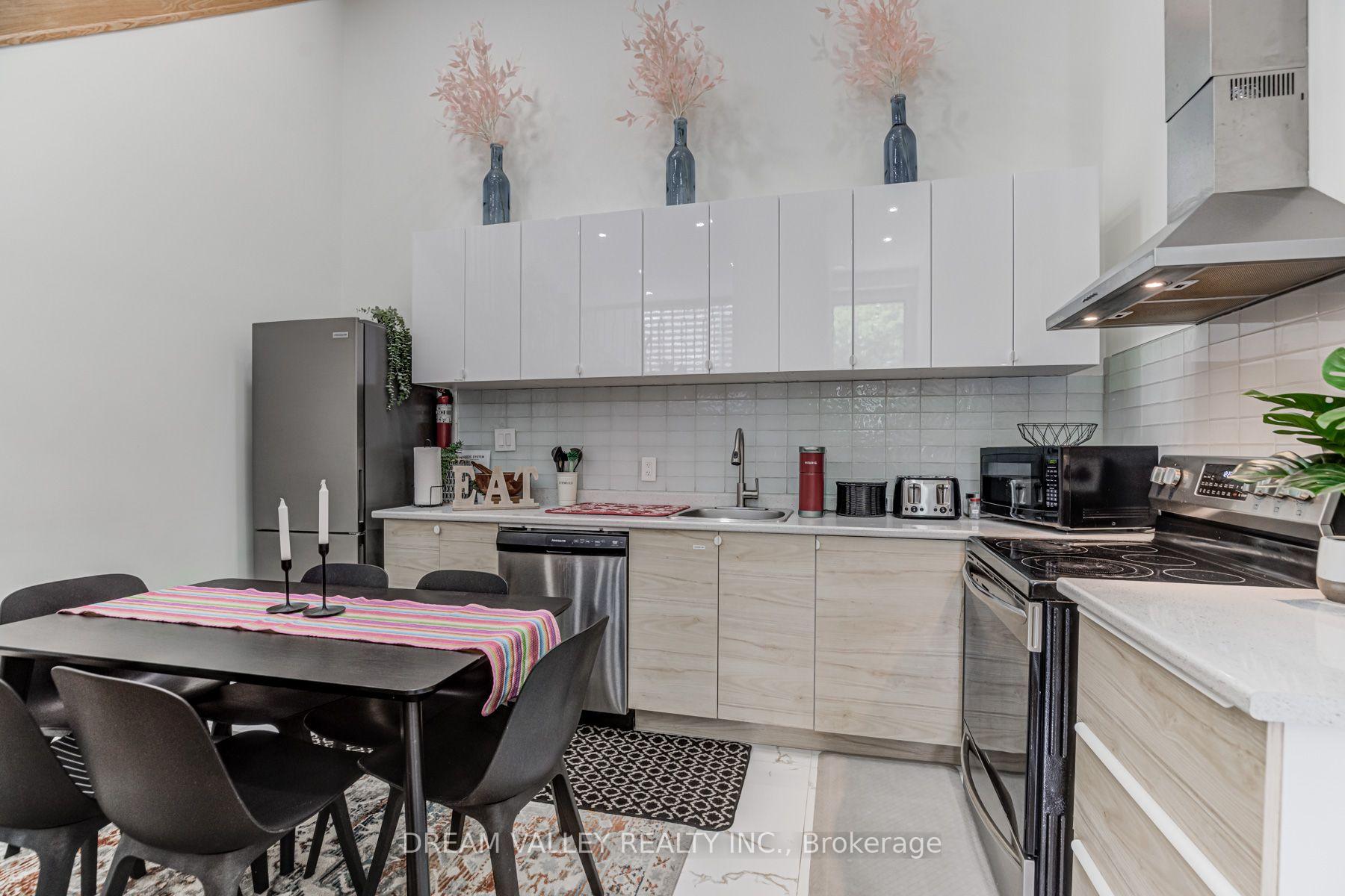 Photo 10 of 160 Byng Avenue, Scarborough, Oakridge — HOMEH